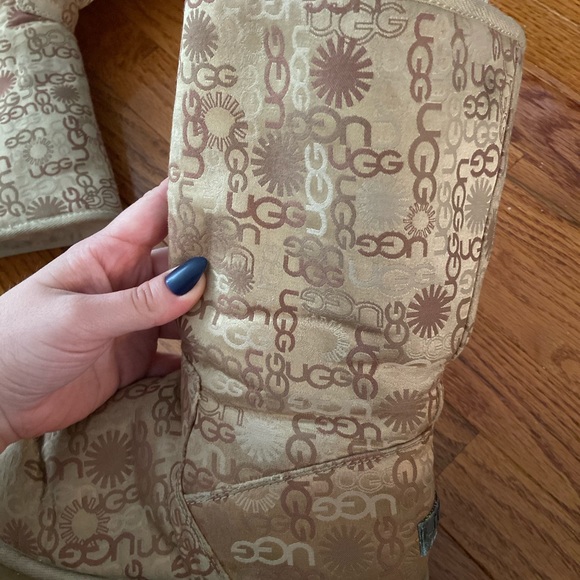 Logo UGGS - Picture 2 of 8